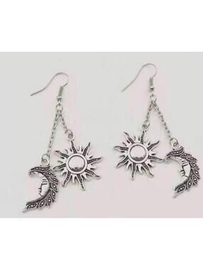New Pretty Crescent Moon 🌙 Sun ☀️ Dangle Earrings